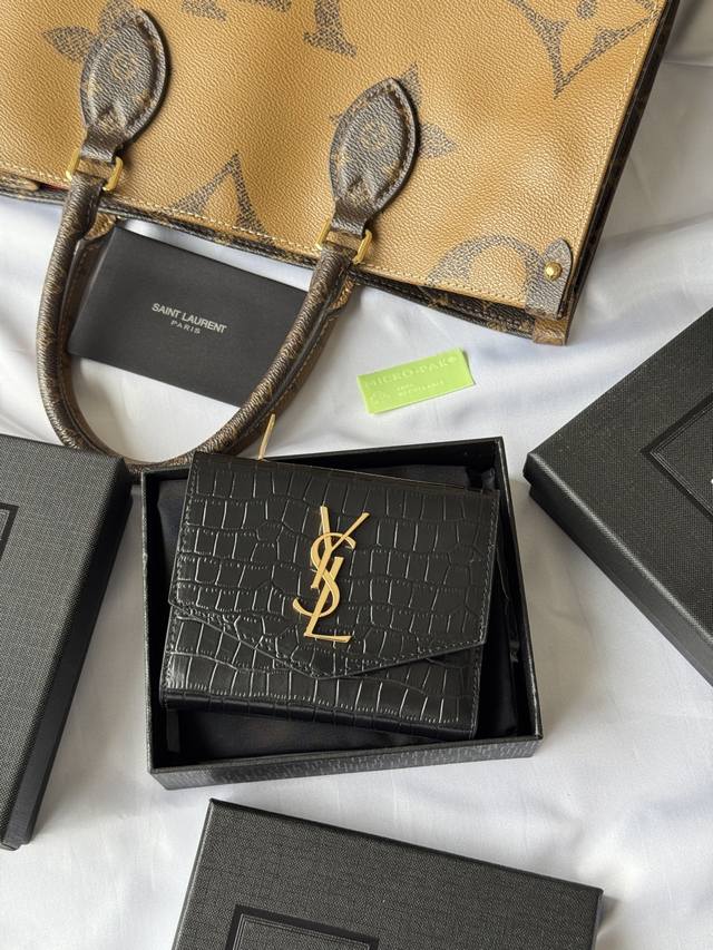 更多细节 超级美 2025新款Slp三折钱包鳄鱼皮黑色金扣 原厂牛皮，背面开叉外袋，六个卡片槽，一个拉链袋，一个纸币隔层，四个票据隔层 型号:582296鳄鱼皮