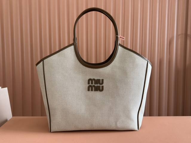 配置礼品袋 Miu Lvy皮革托特包~ 上乘的皮革为色彩增添了添度,并赋予这款托特包经典永恒的魅力。同色系皮革字母徽标增添别具一格的经典格调。 ~皮革提手 ~金 配置礼品袋 Miu Lvy皮革托特包~ 上乘的皮革为色彩增添了添度,并赋予这款托特包经典永恒的魅力。同色系皮革字母徽标增添别具一格的经典格调。 ~皮革提手 ~金