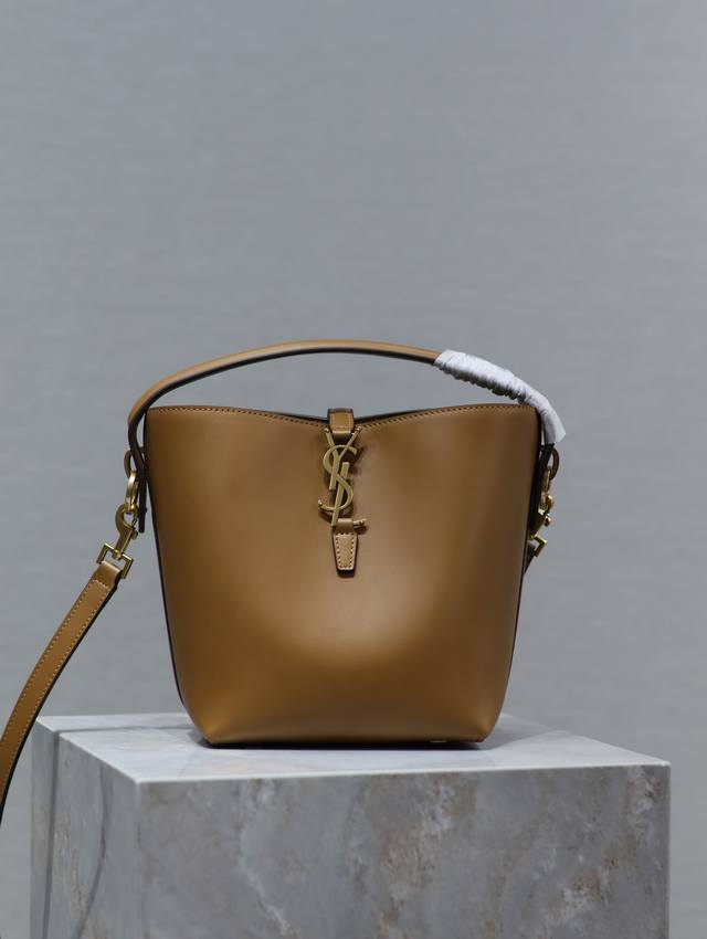 土黄色 Le 37水桶包小号_ 超好看水桶包 带手提_全新包型，采用意大利小牛皮，包身轮廓简洁、立体，看上去硬挺又不会太凌厉，底部带有个金属脚钉，搭配经典标志性