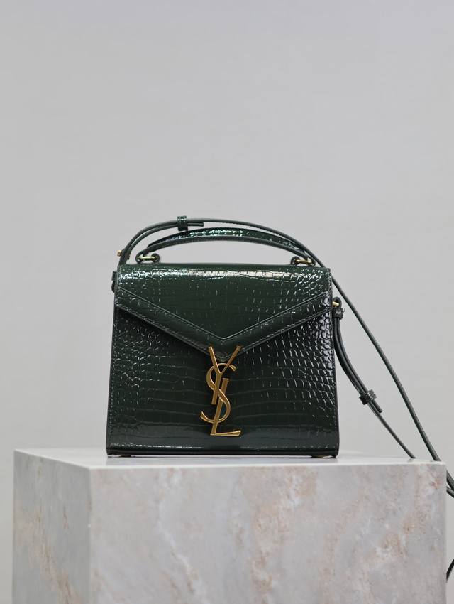 绿色金扣 鳄鱼纹 Cassandra Mini手拎包！这个系列特别的设计就是它的旋转式金属扣，匠心设计工艺复杂程度非同一般；内部设有隔层分开形成两个大容量的内袋