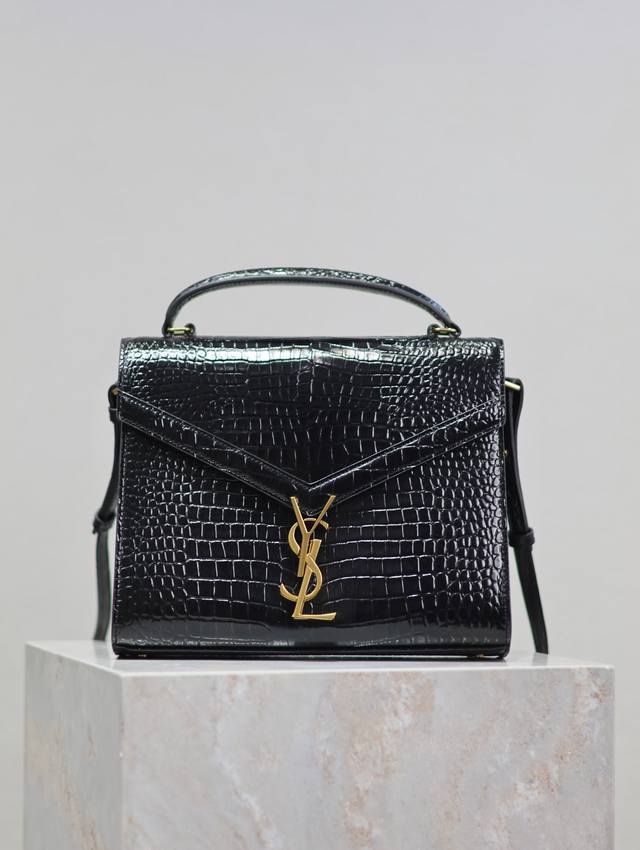 黑色金扣 鳄鱼纹 Cassandra_公文包，意大利进口牛皮，搭配十分耐造的鳄鱼纹理，最最最惊艳我的就是这个标志性锁扣！超级特别！更有味道！隔层设计多，时尚且个