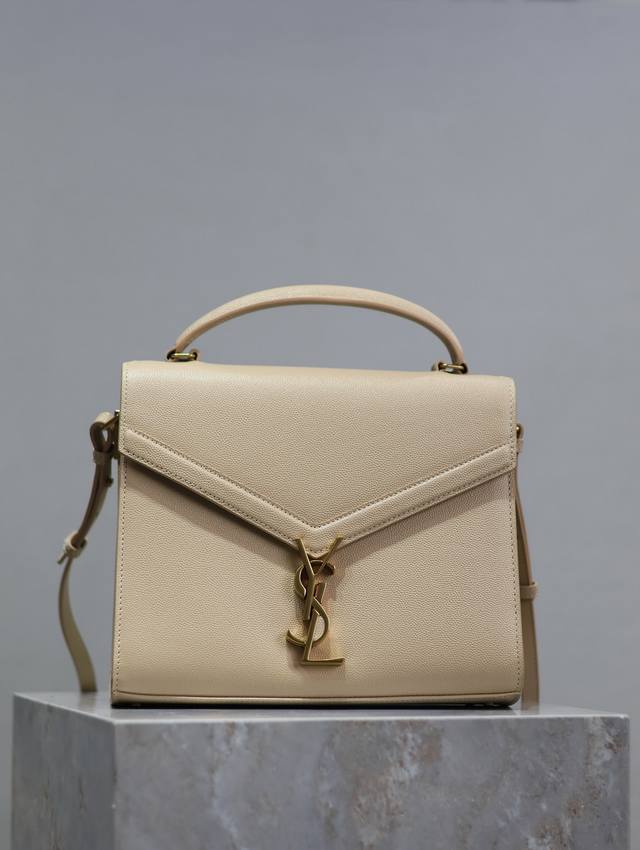 杏色金扣 鱼子酱 Cassandra_公文包，意大利进口牛皮，搭配十分耐造的鱼子酱纹理，最最最惊艳我的就是这个标志性锁扣！超级特别！更有味道！隔层设计多，时尚且