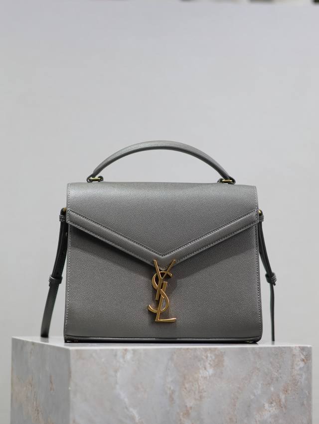 灰色金扣 鱼子酱 Cassandra_公文包，意大利进口牛皮，搭配十分耐造的鱼子酱纹理，最最最惊艳我的就是这个标志性锁扣！超级特别！更有味道！隔层设计多，时尚且