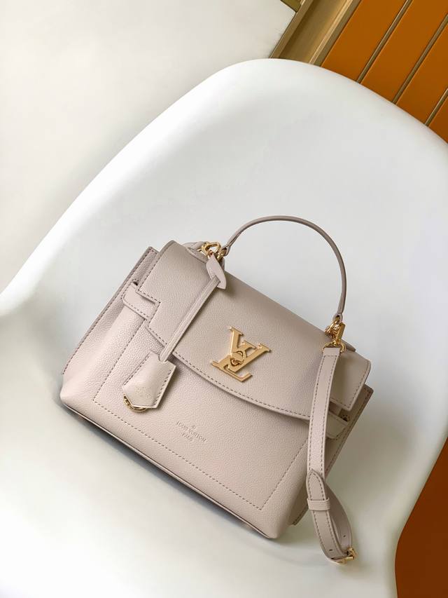 M53950灰色 M53937黑色 顶级原单 秋季，Lockme Ever 手袋浓缩精髓，以 Bb 尺寸优雅容纳日常所需。柔软牛皮革塑造翻盖设计与流畅线条，释放