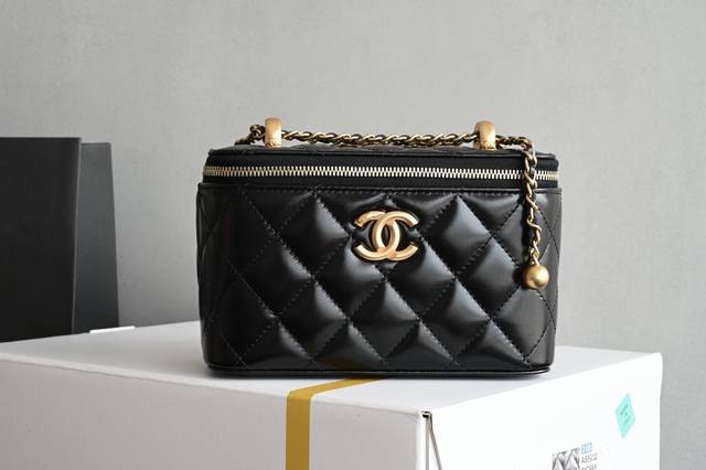 白金版正品级 包装如图 新品到货 返场款 全新版本小金球双珠链条化妆包 小金珠链条新时尚又百搭 不得不入 可以调节的链条各样造型随心所向 轻松驾驭各种背法 、简