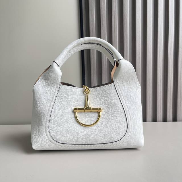 顶级原单这款Gucci Softbit系列肩背包匠心融蕴大号半马衔扣造型品牌经典马术风格配件。 安可拉红色粒面牛皮革 浅金色调配件 棕色超细纤维衬里 半马衔扣