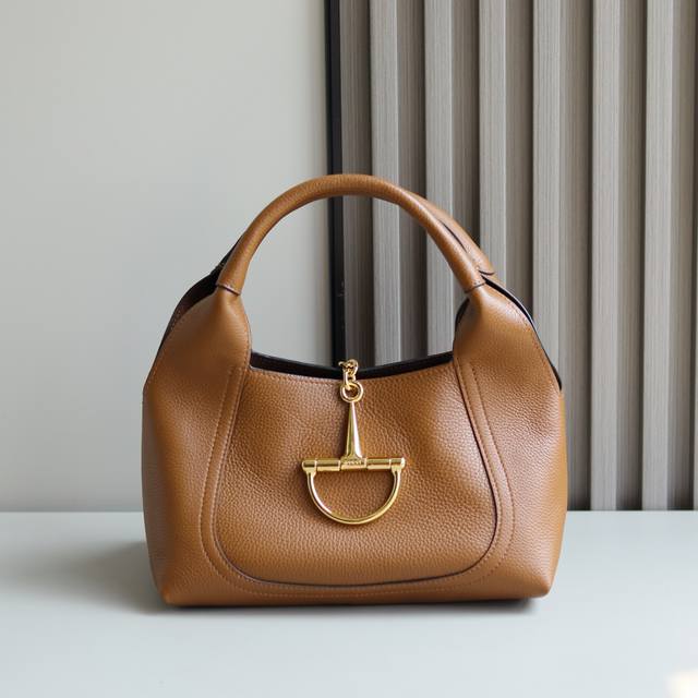 顶级原单 这款Gucci Softbit系列肩背包匠心融蕴大号半马衔扣造型品牌经典马术风格配件。 安可拉红色粒面牛皮革 浅金色调配件 棕色超细纤维衬里 半马衔扣