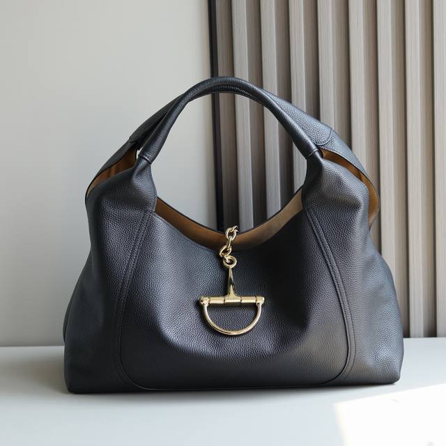 顶级原单 这款Gucc Softbit系列肩背包匠心融蕴大号半马衔扣造型品牌经典马术风格配件。这款大号肩背包搭配可拆卸手拿包。 黑色粒面牛皮革 浅金色调配件 棕