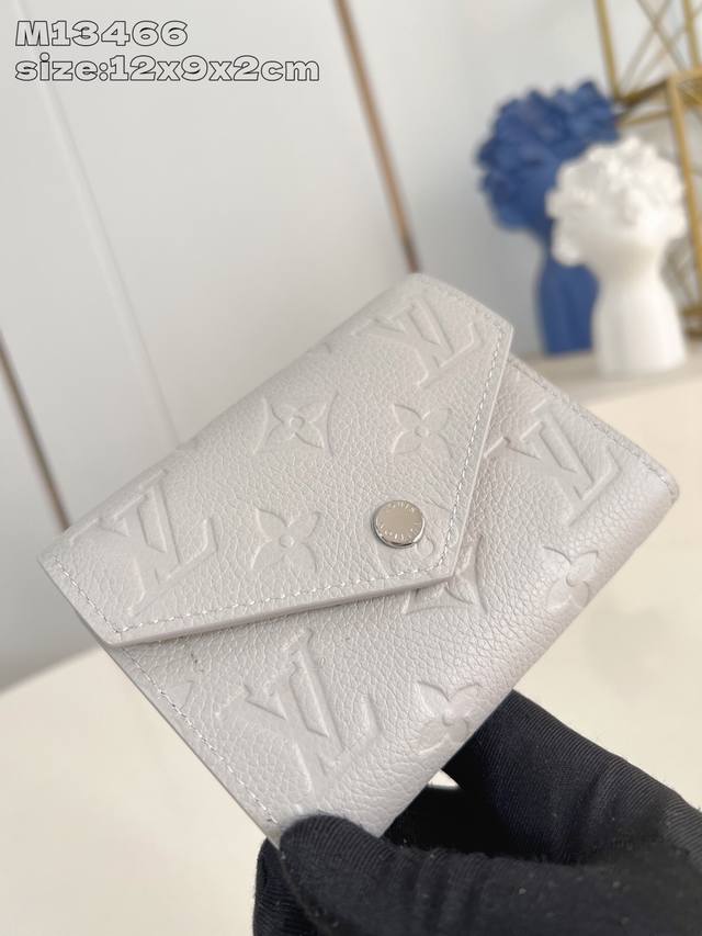 顶级原单 独家实拍 M13466 本款 Victorine 钱夹取材 Monogram 帆布,以柔婉格调囊括功能元素,内设卡片夹层和收纳纸钞及硬币的口袋。12 顶级原单 独家实拍 M13466 本款 Victorine 钱夹取材 Monogram 帆布,以柔婉格调囊括功能元素,内设卡片夹层和收纳纸钞及硬币的口袋。12