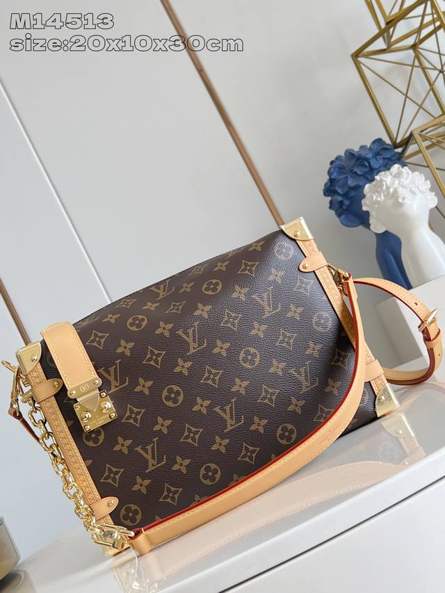 顶级原单 独家实拍 M14513老花 本款 Side Trunk 大号手袋为 Monogram 帆布勾勒撞色皮革饰边，搭配莹亮金属件和崭新加长链条，以瞩目设计存