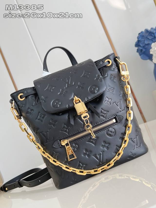 顶级原单 独家实拍 M13385黑 Coussin Backpack 小号手袋以双肩包构型瞩目加入 Coussin 系列，为柔软 Monogram 压纹皮革融入