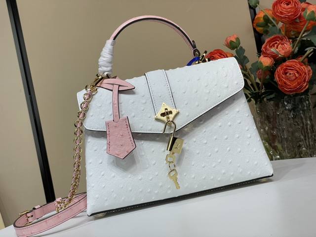 顶级原单复刻独家实拍 Rose Des Vents 手袋 N84713 N84714 白 拼粉色 鸵鸟纹-链条 本款手袋采用鳄鱼纹皮革，以恰宜尺寸游刃昼夜场合。