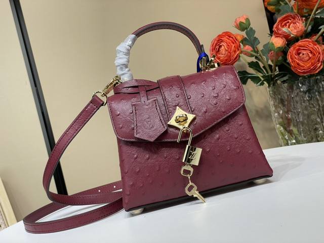 顶级原单复刻独家实拍 Rose Des Vents Mini 手袋 N84713 N84714 酒红 鸵鸟纹 本款Mini手袋采用鳄鱼纹皮革，以恰宜尺寸游刃昼夜