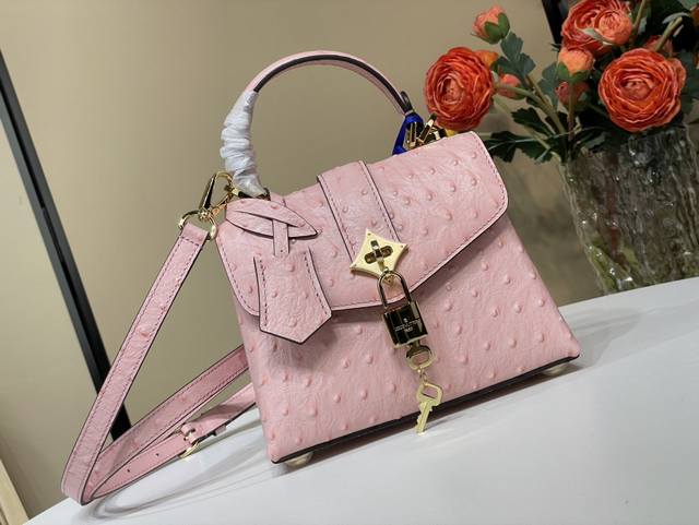 顶级原单复刻独家实拍 Rose Des Vents Mini 手袋 N84713 N84714 粉色 鸵鸟纹 本款Mini手袋采用鳄鱼纹皮革，以恰宜尺寸游刃昼夜