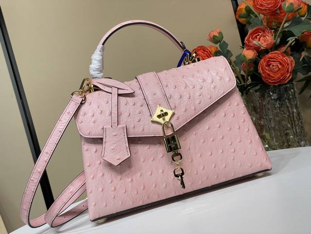 顶级原单复刻独家实拍 Rose Des Vents 手袋 N84713 N84714 粉色 鸵鸟纹 本款手袋采用鳄鱼纹皮革，以恰宜尺寸游刃昼夜场合。 Monog