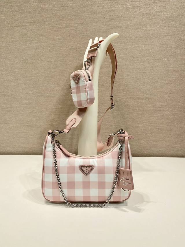 格子纹三合一1Bh204 这款三合一2005手袋采用格子图案设计,更显得元素上的亮点一包三用,最爱是肩带附连配套小袋,可调式编织饰带肩带和链条提手。这种格子图案 格子纹三合一1Bh204 这款三合一2005手袋采用格子图案设计,更显得元素上的亮点一包三用,最爱是肩带附连配套小袋,可调式编织饰带肩带和链条提手。这种格子图案