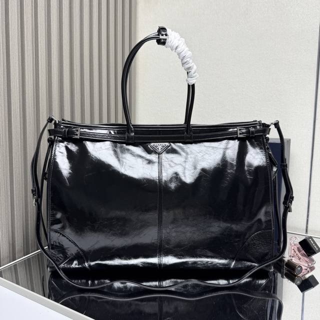 顶级原单 Lussolf油腊皮2Vg128超特大号这款实用而精致的托特包采用富有光泽的柔软皮革材质和精致盘带设计，呈现时髦百搭廓形。大容量包型融合多种设计元素，