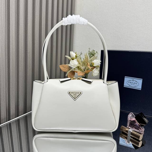 顶级原单 新款1Ba444肩背款到货啦这款肩背款采用口小牛皮，内配进口小羊皮，顶级五金。又可手提又可肩背，内配2个隔层，容量空间大，又简约又实用，上身效果美美哒