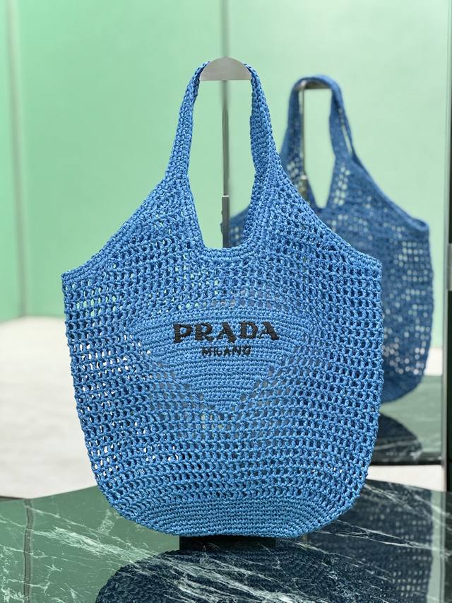 酒椰编织托特包 这款托特包采用酒椰纤维打造，呈现柔和的解构式廓形。洋溢夏日风情的酒椰纤维源于自然，触感轻盈。包身以新颖现代的方式重释沙滩包概念，刺绣刻字徽标平添