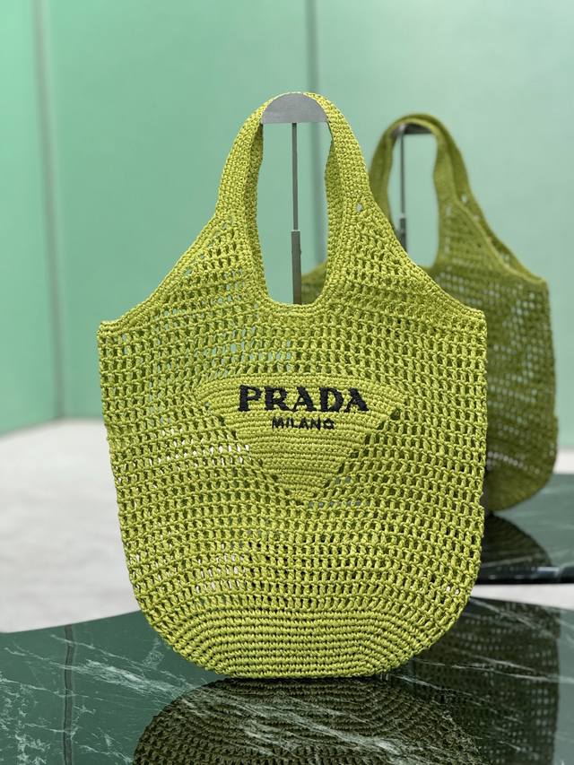 酒椰编织托特包 这款托特包采用酒椰纤维打造，呈现柔和的解构式廓形。洋溢夏日风情的酒椰纤维源于自然，触感轻盈。包身以新颖现代的方式重释沙滩包概念，刺绣刻字徽标平添