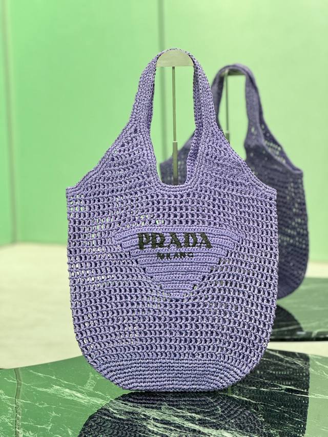 酒椰编织托特包 这款托特包采用酒椰纤维打造，呈现柔和的解构式廓形。洋溢夏日风情的酒椰纤维源于自然，触感轻盈。包身以新颖现代的方式重释沙滩包概念，刺绣刻字徽标平添