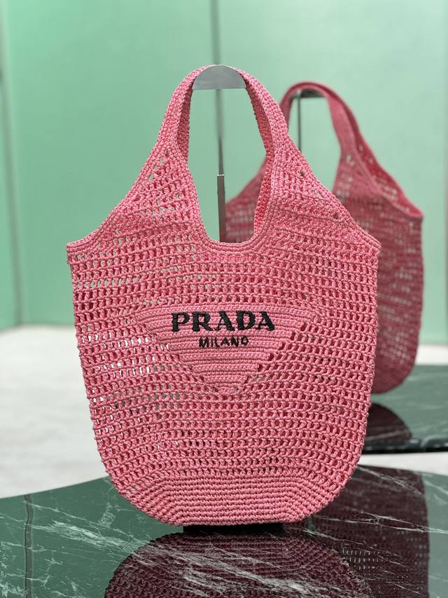 酒椰编织托特包 这款托特包采用酒椰纤维打造，呈现柔和的解构式廓形。洋溢夏日风情的酒椰纤维源于自然，触感轻盈。包身以新颖现代的方式重释沙滩包概念，刺绣刻字徽标平添