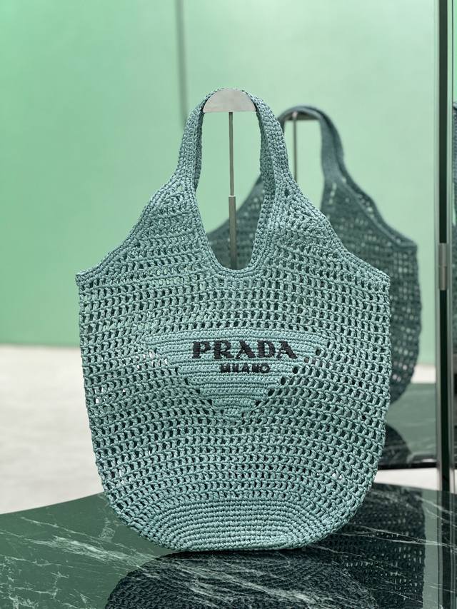 酒椰编织托特包 这款托特包采用酒椰纤维打造，呈现柔和的解构式廓形。洋溢夏日风情的酒椰纤维源于自然，触感轻盈。包身以新颖现代的方式重释沙滩包概念，刺绣刻字徽标平添