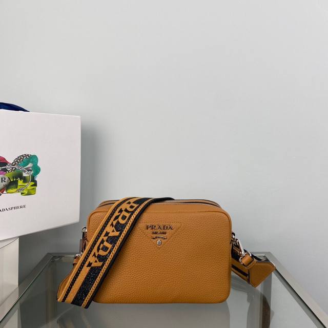 顶级原单 专柜新款双肩带1Bh082到货啦这款双肩带采用进口鹿皮纹牛皮，配有两条可交换可调节长肩带设计。Logo织物织带和牛皮搭配，太完美，不同场合不同衣着的全