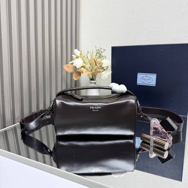 顶级原单 新款波士顿2Vh188仿旧皮這款波士顿手袋時尚小巧，設計靈感取自復古設計及細節，納帕軟皮採用仿舊效果，使配飾呈現柔軟獨特外型，更綴以金屬字母標誌。配有