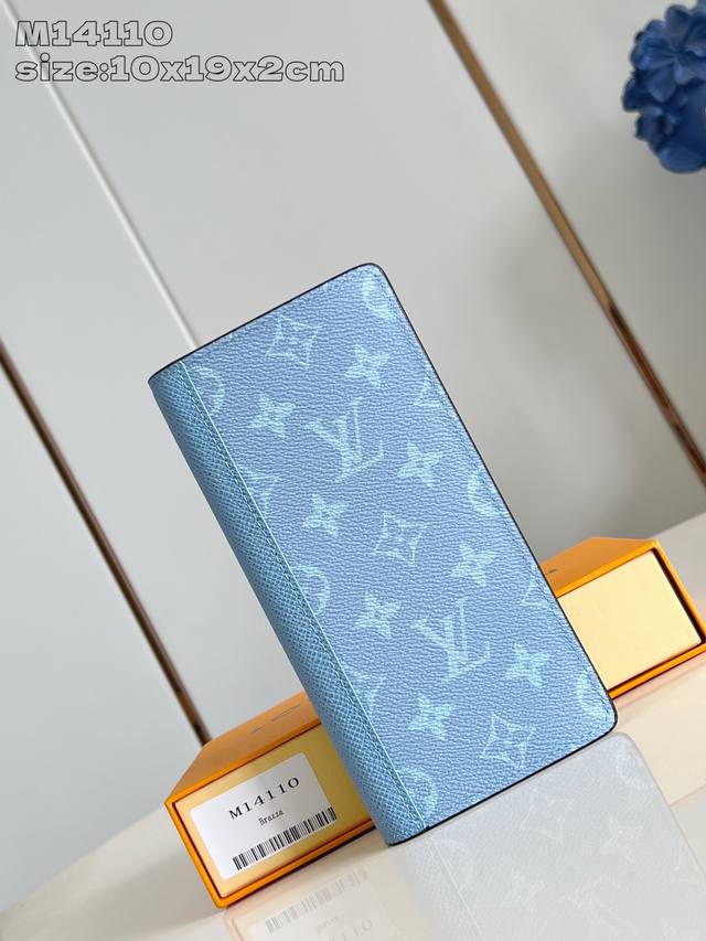 出厂价P 顶级原单 M14110 這款Brazza長型錢包以色彩絢麗的Monogram塗層帆布搭配色調相襯的Taga皮革製造。精心設計的內層設有十六個信用卡夾層