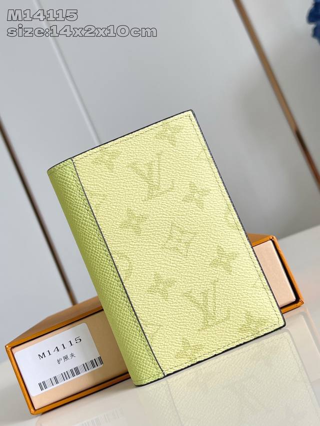 出厂价P 顶级原单 M14115 本款护照套选用考究 Monogram 涂层帆布和 Taga 牛皮革，为 Tagarama 系列再添清新一员。鲜明牛皮革内衬完善