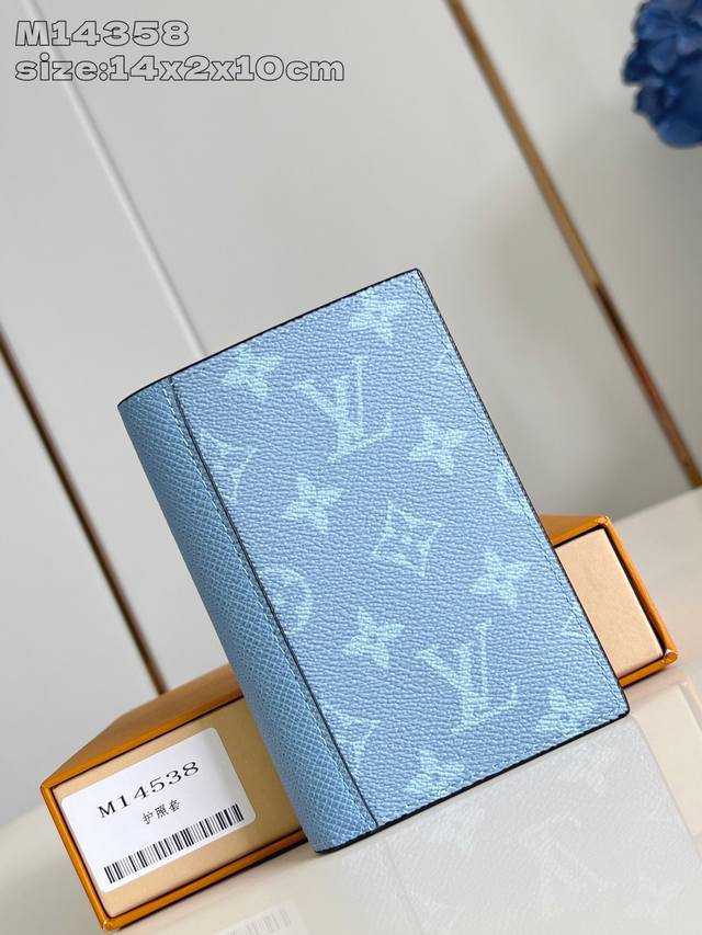 出厂价P 顶级原单 M14358 本款护照套选用考究 Monogram 涂层帆布和 Taga 牛皮革,为 Tagarama 系列再添清新一员。鲜明牛皮革内衬完善 出厂价P 顶级原单 M14358 本款护照套选用考究 Monogram 涂层帆布和 Taga 牛皮革,为 Tagarama 系列再添清新一员。鲜明牛皮革内衬完善