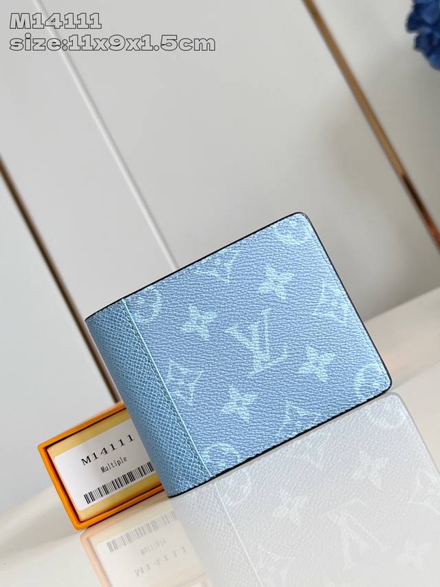 出厂价P 顶级原单 M14111 這款尺寸小巧的Multiple錢包以同色調的Monogram帆布搭配Taga皮革，展現俐落清爽的配色，散發活潑的運動氣息。內層