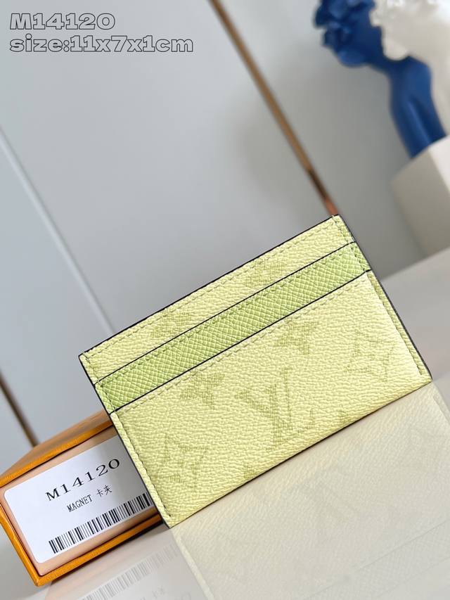 出厂价P 顶级原单 M14120黄 此款采用全新 Monogram Eclipse 涂层帆布材质的卡片夹风格靓丽而时髦，体积小巧，可轻松收入口袋中。配有中央口袋
