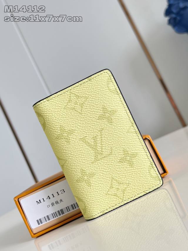 出厂价P 顶级原单 M14112 本款口袋钱夹见证 Monogram 帆布与 Taga 皮革的春日邂逅，以牛皮革内衬、卡片夹层和口袋彰显功能考量，搭配后部外袋。