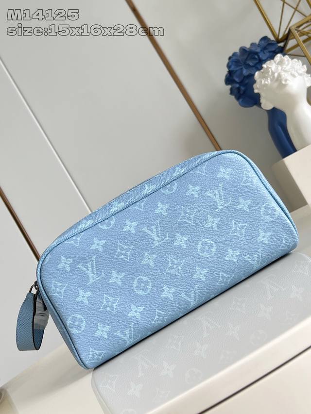 出厂价P 顶级原单 M14125 本款 Dopp Kit 盥洗袋为 Monogram 涂层帆布和 Taga 牛皮革浸染清新色调，巧妙道出 Tagarama 系列