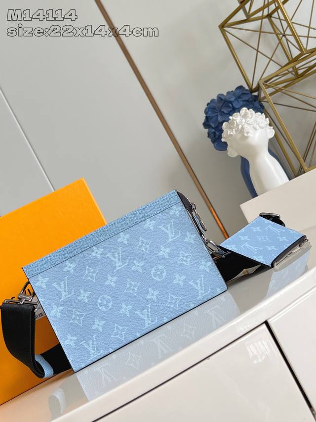出厂价P 顶级原单 M14114 這款Gaston可穿戴式錢包以Monogram塗層帆布搭配色調相襯的Taga牛皮製造，讓人回想起夏日的色彩。這款小巧的錢包功能