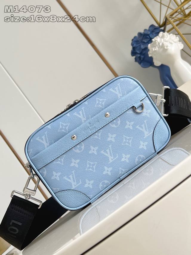 出厂价P 顶级原单 M14073 本款 Alpha 邮差包为 Taga 牛皮革和 Monogram 涂层帆布渲染明亮色调，以精巧设计为都市出行再添摩登之选。方正