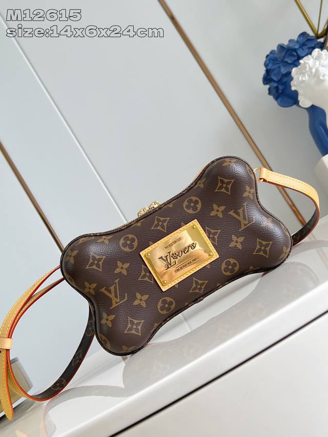 出厂价P 顶级原单 M12615 Bone 迷你手袋选用 Monogram 涂层帆布，于内侧铭牌映现 Pharrell Williams 为上季系列设计的 Lv