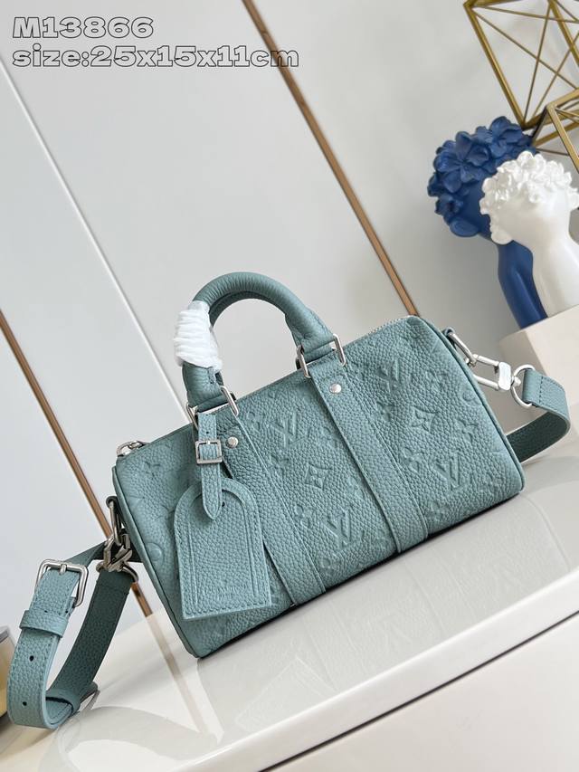 出厂价P 顶级原单 M13866 這款Keepall BandoulièRe 25以Taurillon粒面皮革打造，並綴以低調的Monogram壓花圖案。精緻色