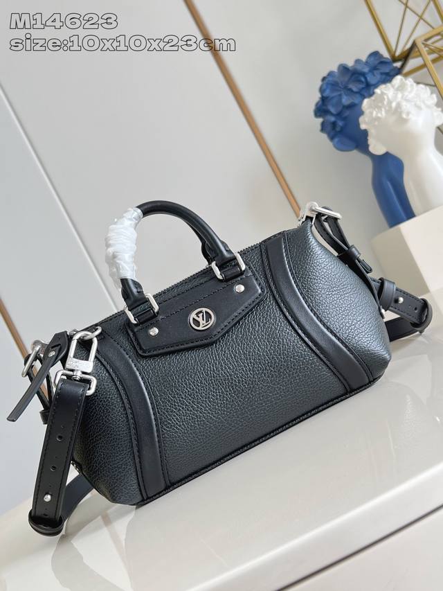 出厂价P 顶级原单 M14623黑 本款 Nano Lv Rider 手袋出自 2025 春夏系列,为像素化粒面羊皮革融入光滑牛皮革元素,再以 Lv Circl 出厂价P 顶级原单 M14623黑 本款 Nano Lv Rider 手袋出自 2025 春夏系列,为像素化粒面羊皮革融入光滑牛皮革元素,再以 Lv Circl