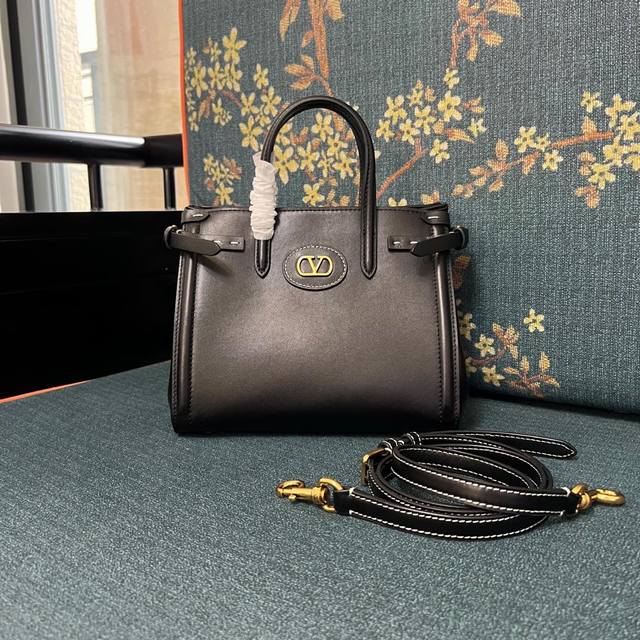 型号:2016S 小号 Garavani Antibes 手袋，侧面配有搭扣和饰有 Vlogo Signature 金属元素的皮革贴饰。此款包袋可手提，亦可通过