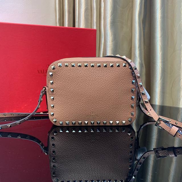 型号:0809A荔纹 原单 专柜新款相机包，进口荔枝纹小牛皮，搭配定制级五金柳钉，让整个包包更闪亮的方钉 出厂均配专柜包装 尺寸:20×8×14Cm