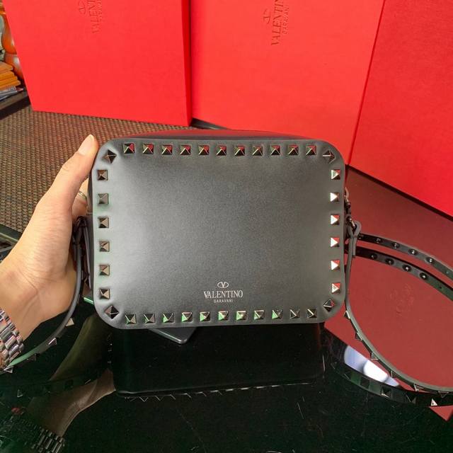 型号:0809B 平纹 [微笑]经典的相机包，干净利落的剪裁，无论是什么场合、什么服装都能轻松驾御 配原装礼盒 材质:进口南非皮配棉麻内里 尺寸:21×8×14