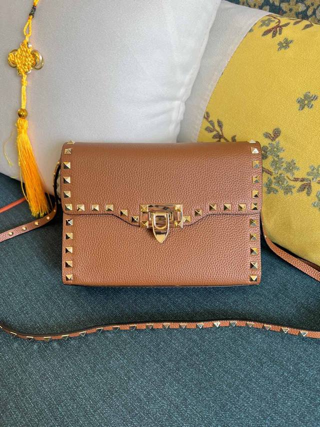 型号:0181A 主推款百搭、时尚，包包手感好到你不相信 配原装礼品盒 材质:进口摔纹皮 尺寸:22.5×6.5×16.5Cm