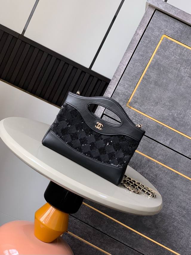 迷你號Miniohanel 25 Nano刺绣亮片出少量现货啦这是吃可爱多长大的吗香奶奶又又又复刻了，新款31Bag出了横款Mini Size，这谁顶得住呀真爱