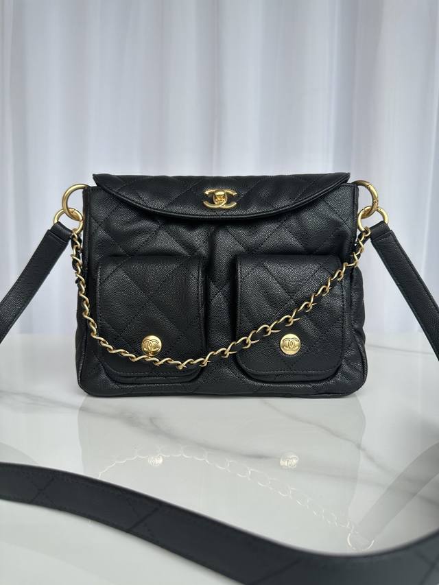 品牌:Chanel型号:As5384简介:原单质量，经典之作，华丽与气质的前沿，是你意想不到的尊贵。皮种：牛皮，原单进口球纹皮，里配原版布。五金:原版五金配制尺