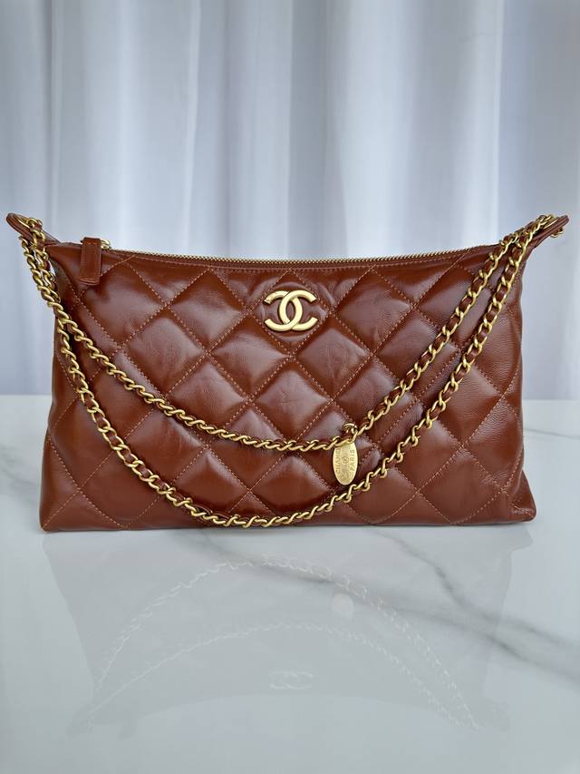 品牌:Chanel型号:As5498简介:原单质量，经典之作，华丽与气质的前沿，是你意想不到的尊贵。皮种：原单进口羊皮，里配原版布。五金:原版五金配制尺寸:32