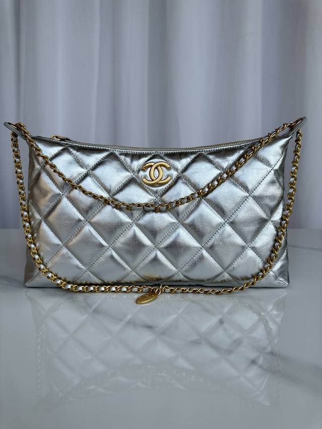 品牌:Chanel型号:As5498简介:原单质量，经典之作，华丽与气质的前沿，是你意想不到的尊贵。皮种：原单进口羊皮，里配原版布。五金:原版五金配制尺寸:32