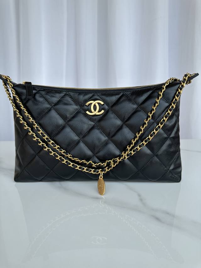 品牌:Chanel型号:As5498简介:原单质量，经典之作，华丽与气质的前沿，是你意想不到的尊贵。皮种：原单进口羊皮，里配原版布。五金:原版五金配制尺寸:32